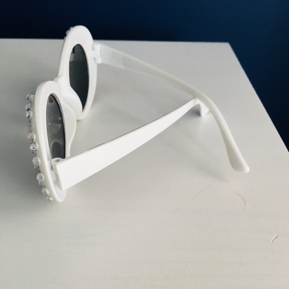 White Retro sunglasses 😎 - Picture 4 of 4